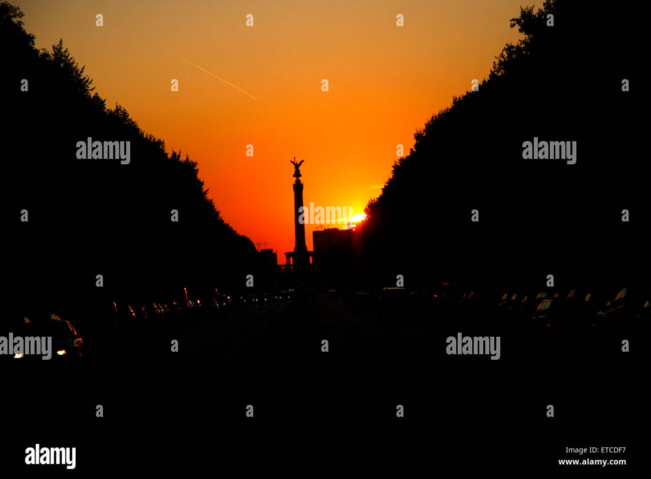 SEPTEMBER 2009 - BERLIN: Sonnenuntergang mit Siegessaeule (Siegessäule), Berlin-Tiergarten. Stockfoto