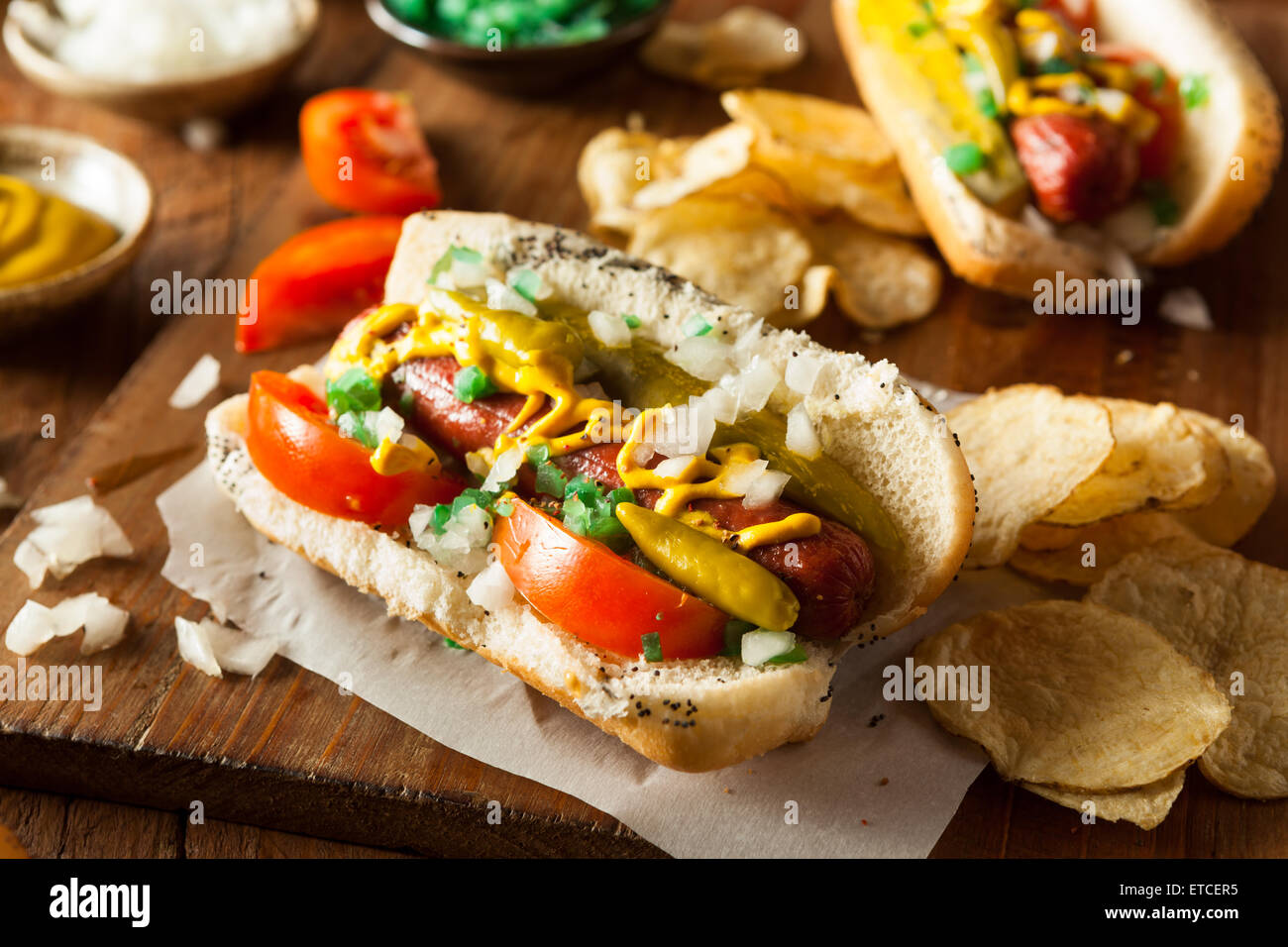 Hausgemachte Chicago Style Hotdog mit Senf Relish Tomaten und Zwiebeln Stockfoto
