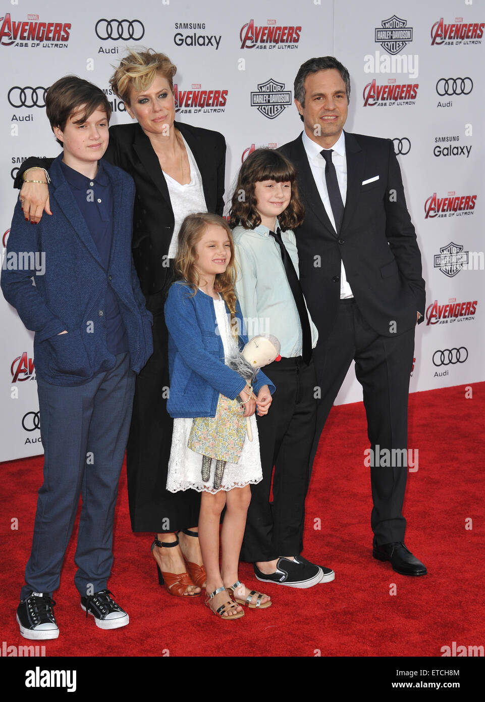 LOS ANGELES, CA - 13. April 2015: Mark Ruffalo & Frau Sunrise Coigney & Kinder bei der Weltpremiere seines Films "The Avengers: Age of Ultron" im Dolby Theater, Hollywood. Stockfoto