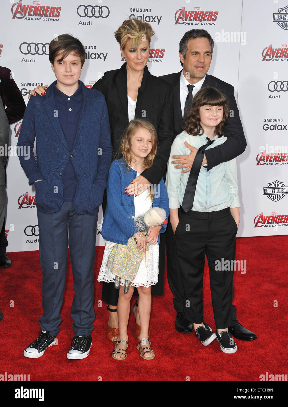 LOS ANGELES, CA - 13. April 2015: Mark Ruffalo & Frau Sunrise Coigney & Kinder bei der Weltpremiere seines Films "The Avengers: Age of Ultron" im Dolby Theater, Hollywood. Stockfoto