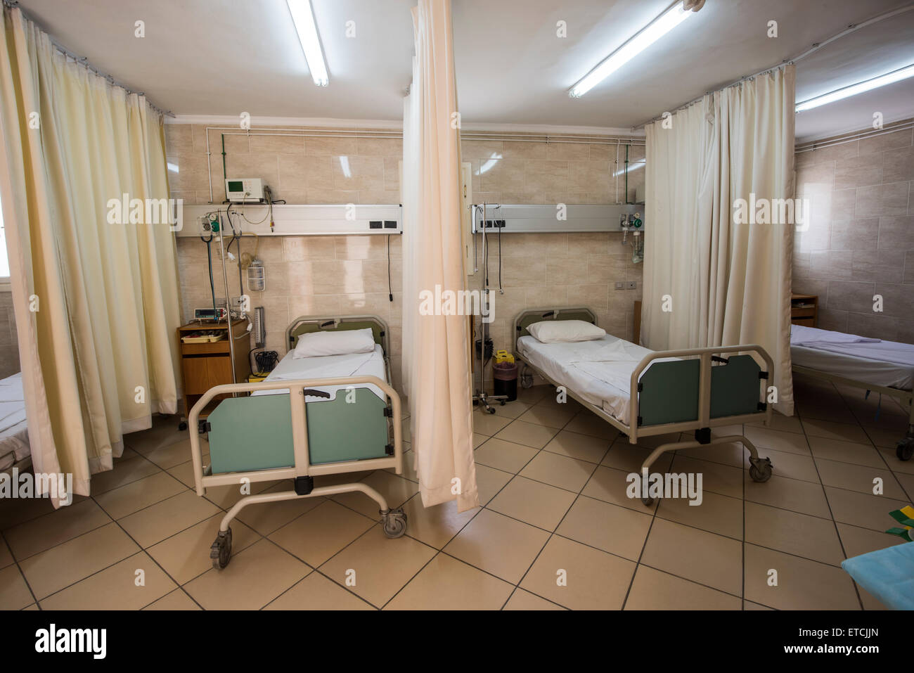 Betten in einem Krankenhaus ICU Stationszimmer Stockfoto