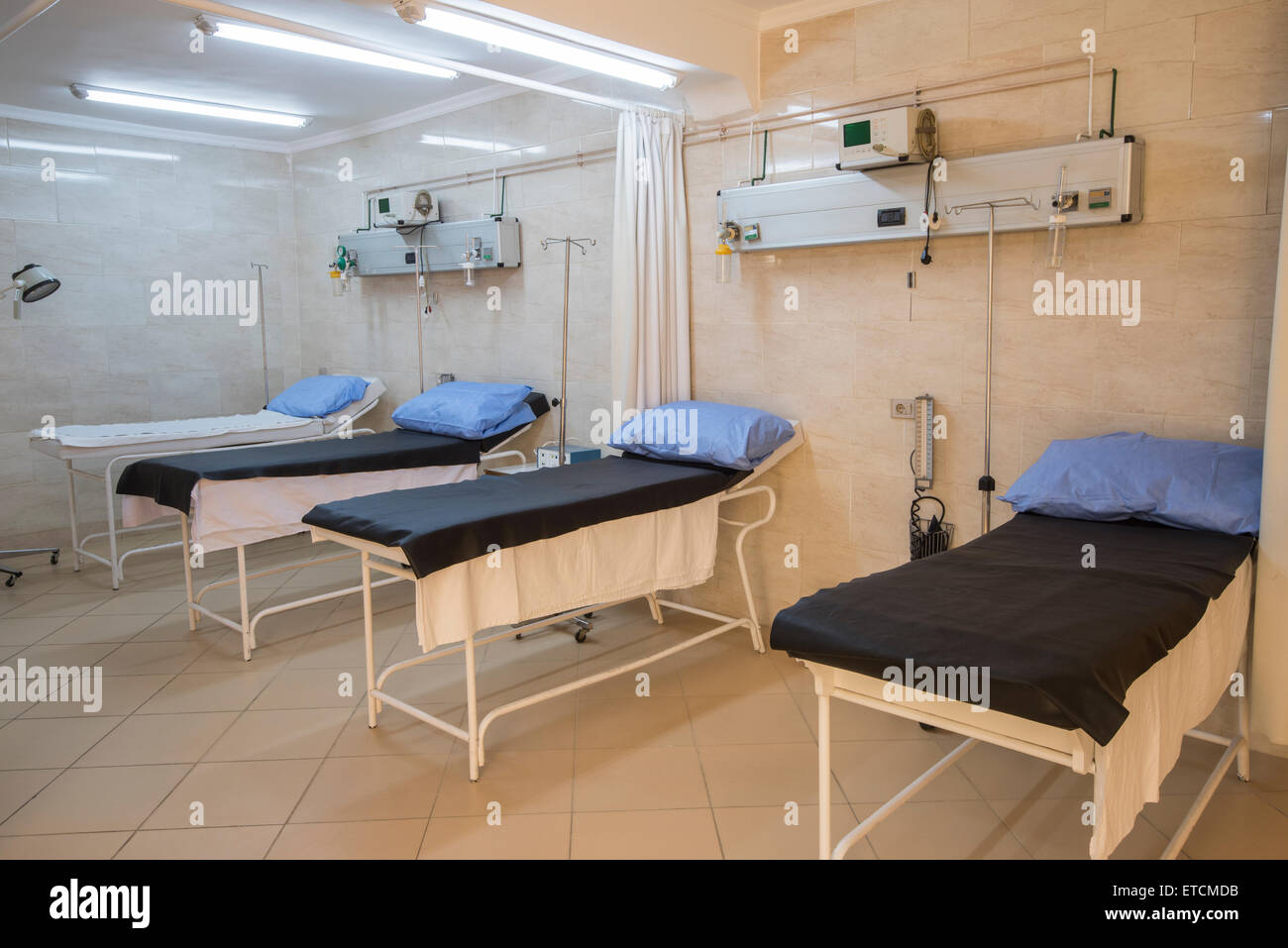 Betten in einem Krankenhaus ICU Stationszimmer Stockfoto