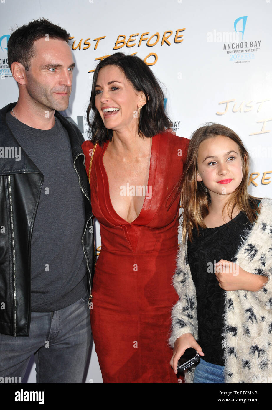 LOS ANGELES, CA - 20. April 2015: Courteney Cox & Johnny McDaid & Tochter Coco Arquette bei der Premiere ihres Films "Just bevor ich gehen" am Arclight Theater, Hollywood. Stockfoto