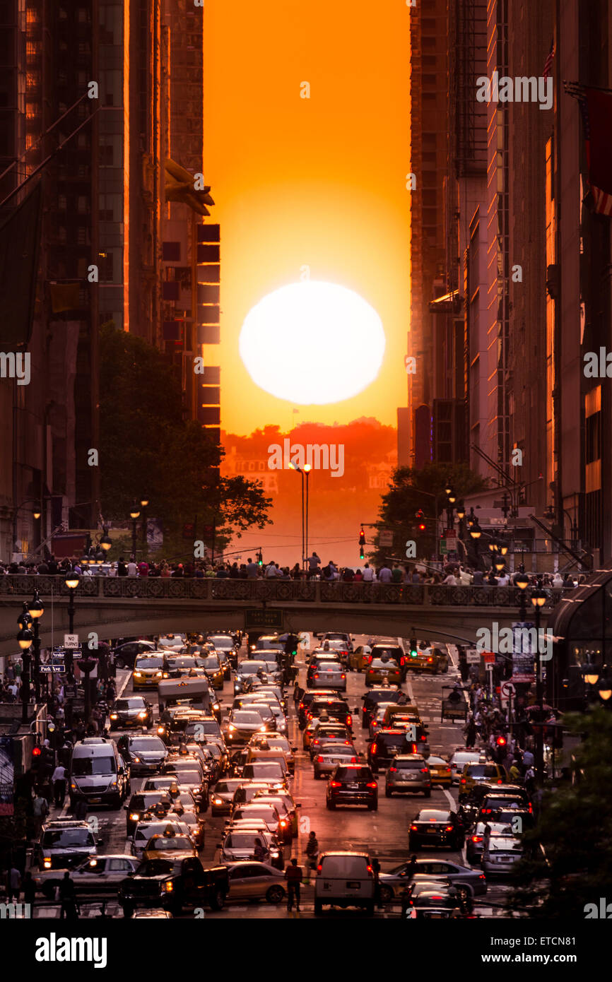Manhattanhenge in New York City auf der 42. Straße. Manhattanhenge ist ein Ereignis, bei dem die untergehende Sonne ausgerichtet ist Stockfoto