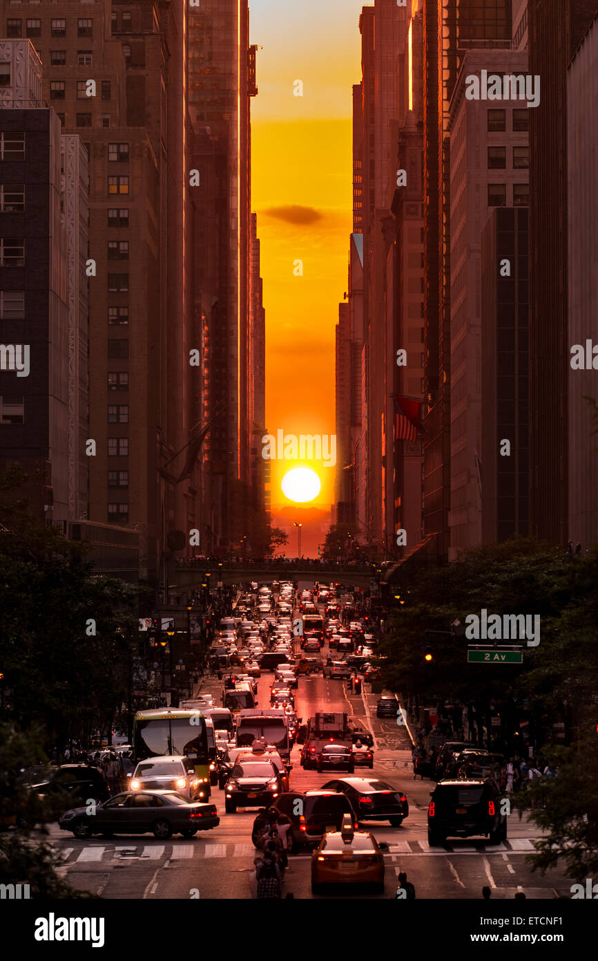 Manhattanhenge in New York City auf der 42. Straße Stockfoto