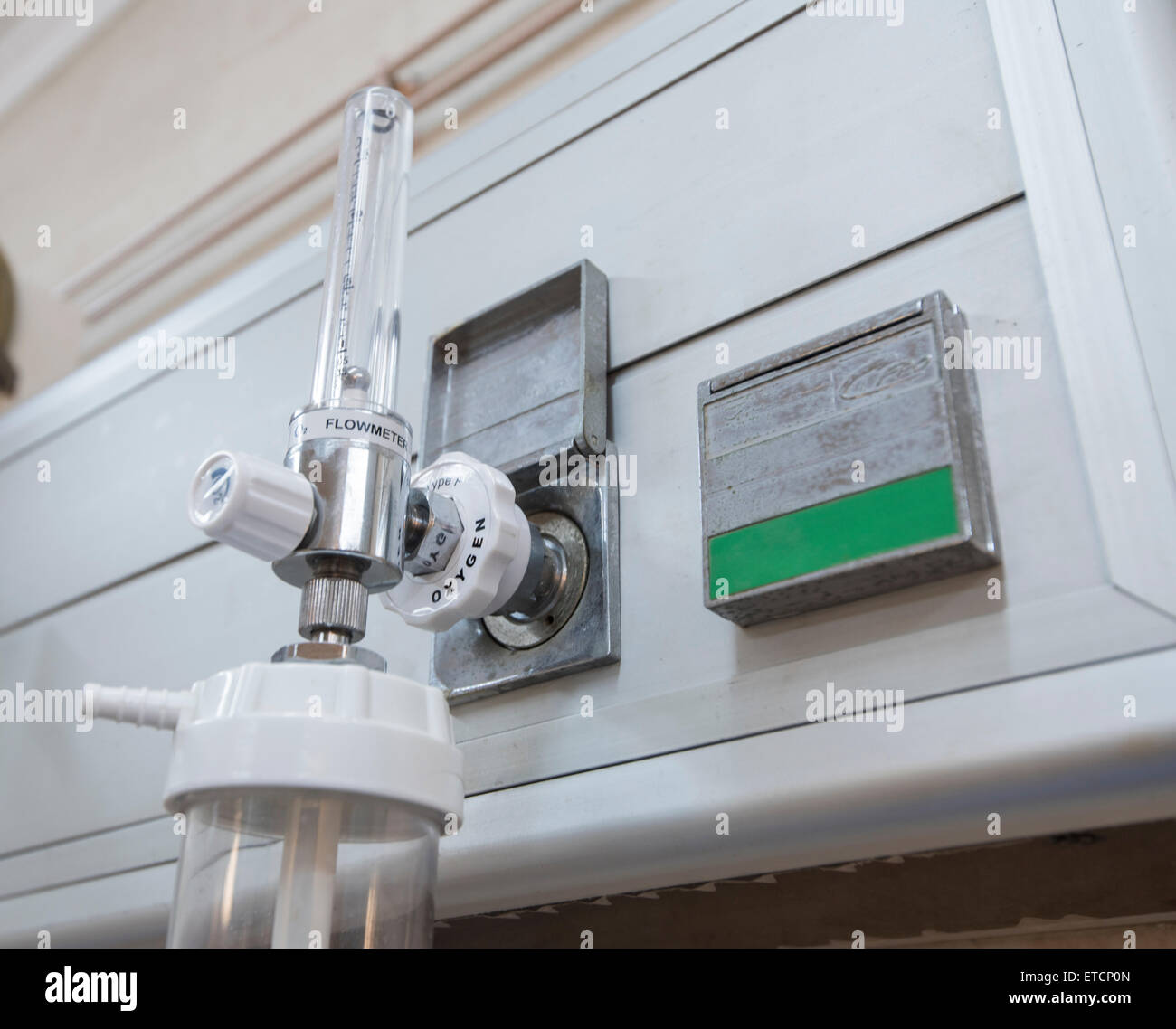 Nahaufnahme Detail ein Durchflussmesser Sauerstoff Messgerät mit Düse im Klinikum Krankenhaus Stockfoto