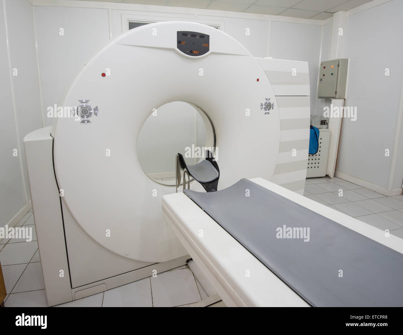 Hi-Tech-MRT-Scanner-Gerät in einen Krankenhaus-OP-Saal Stockfoto