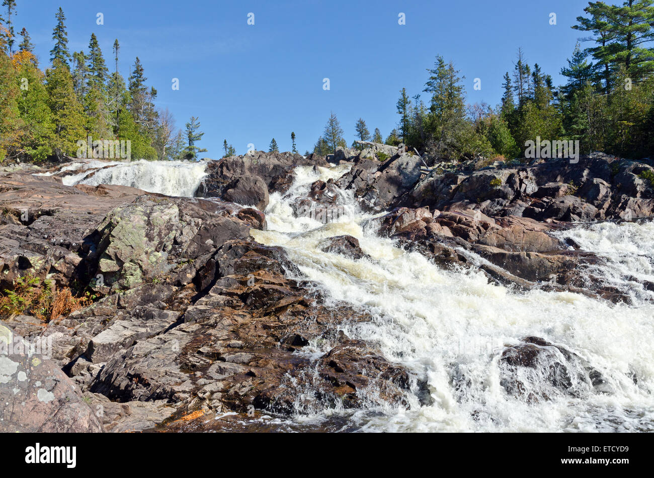 Herabstürzende Wasser über die Felsen in Superior Lake Provincial Park, Kanada Stockfoto