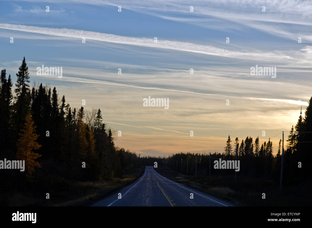 Autobahn durch Central Ontario im Sonnenuntergang Stockfoto