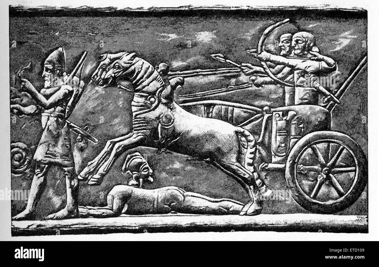 Dieses Relief-Panel zeigt eine assyrische Streitwagen des neunten Jahrhunderts b.c. Die Zeichnung ist von Faucher-Gudin, eines der Bronze Reliefs des Tores von Balawat und begleitet Text vom französischen Ägyptologen Gaston Maspero. Dieses Bronzerelief gestaltet das Tor am Palast des assyrischen Herrschers Shalmanesar III (c. 859 – 824 v. Chr.) an Balawat im heutigen nördlichen Irak. Stockfoto