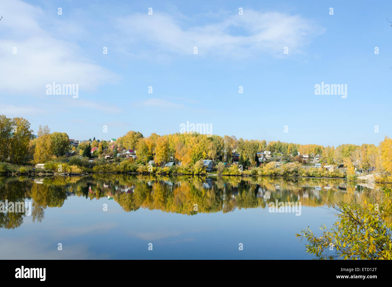 Waldsee im sonnigen Aurumn Tag in Sibirien Stockfoto