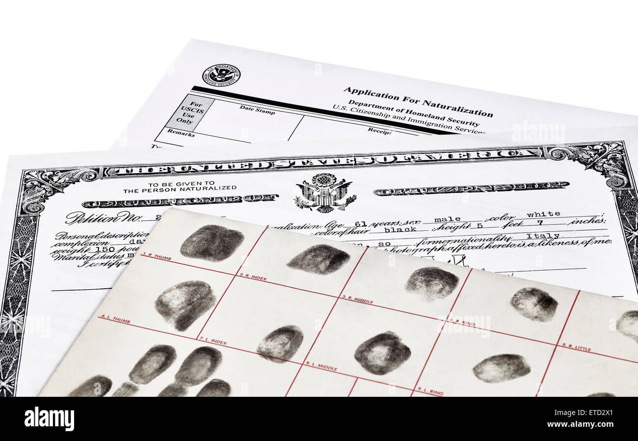 Bescheinigung über die Staatsbürgerschaft, Fingerabdruck-Karte und Antrag auf Einbürgerung, isoliert auf weiss Stockfoto