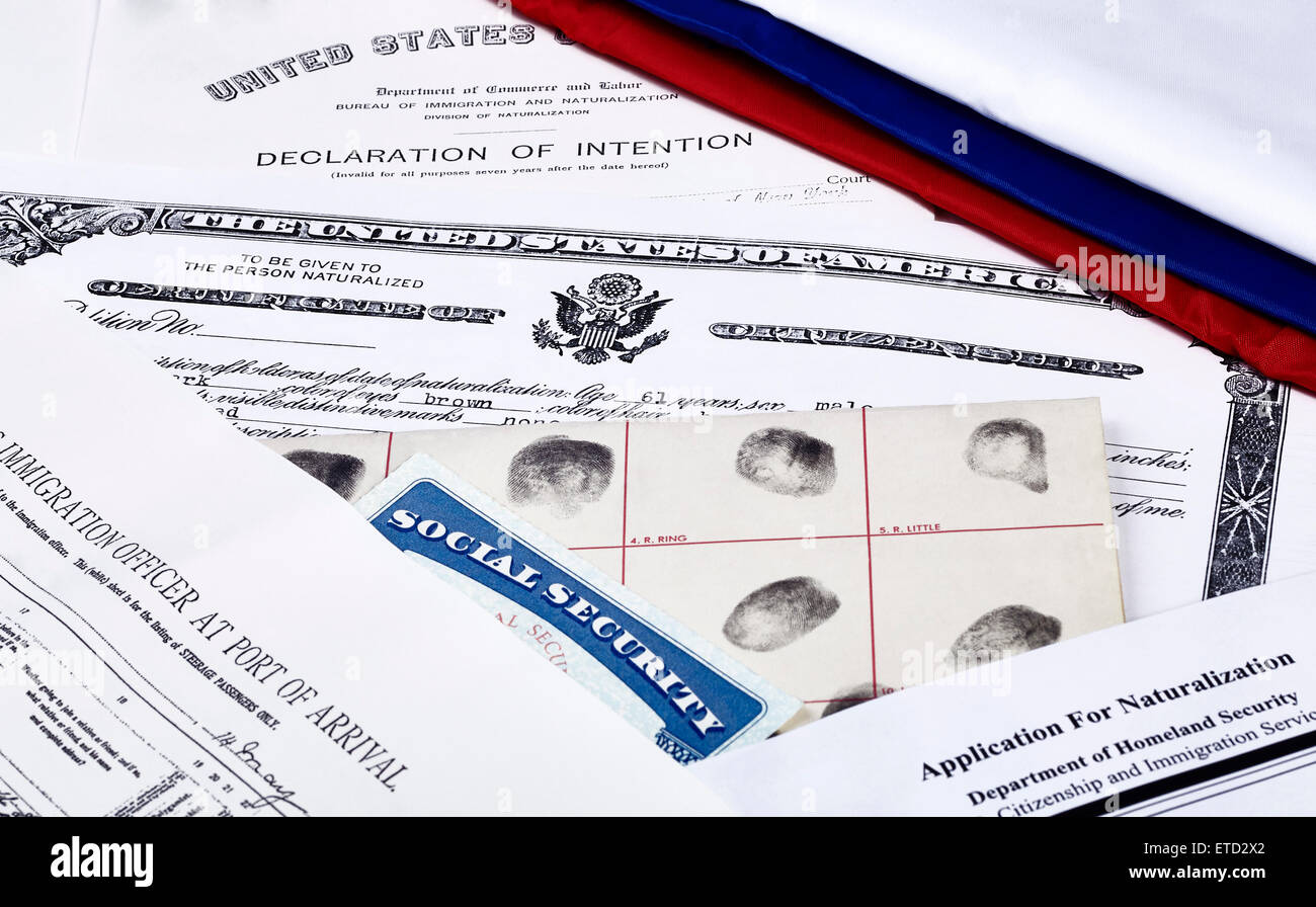 US-Certificate of Citizenship, Erklärung der Absicht, Fingerpirnt Karte, Sozialversicherungsausweis, Antrag auf Einbürgerung Stockfoto