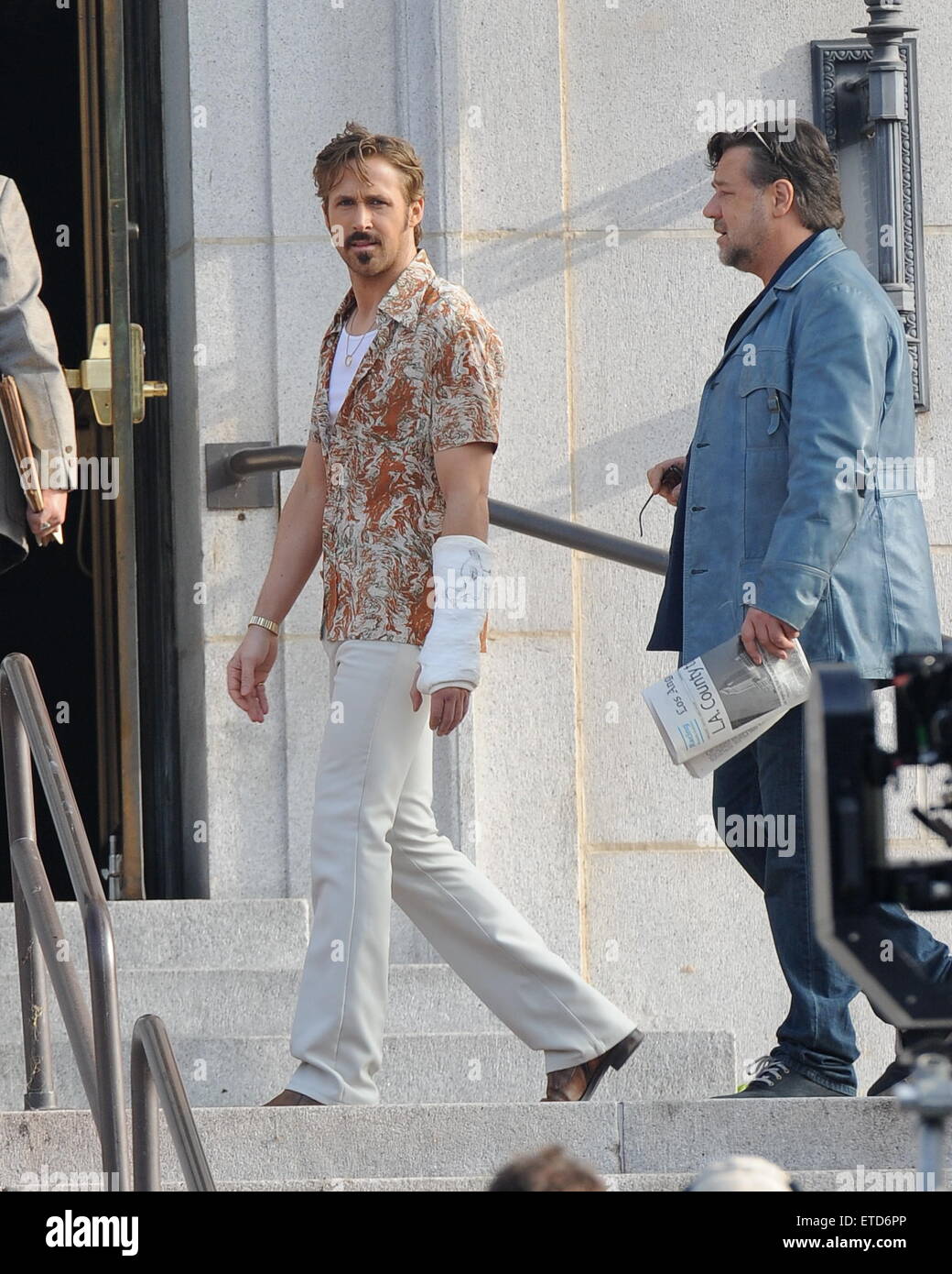 Schauspieler Ryan Gosling am Set von "The Nice Guys" mit 70er Jahre Kleidung  mit co-Star Russell Crowe in Downtown Los Angeles gesichtet. Mitwirkende: Ryan  Gosling, Russell Crowe Where: Los Angeles, California, Vereinigte