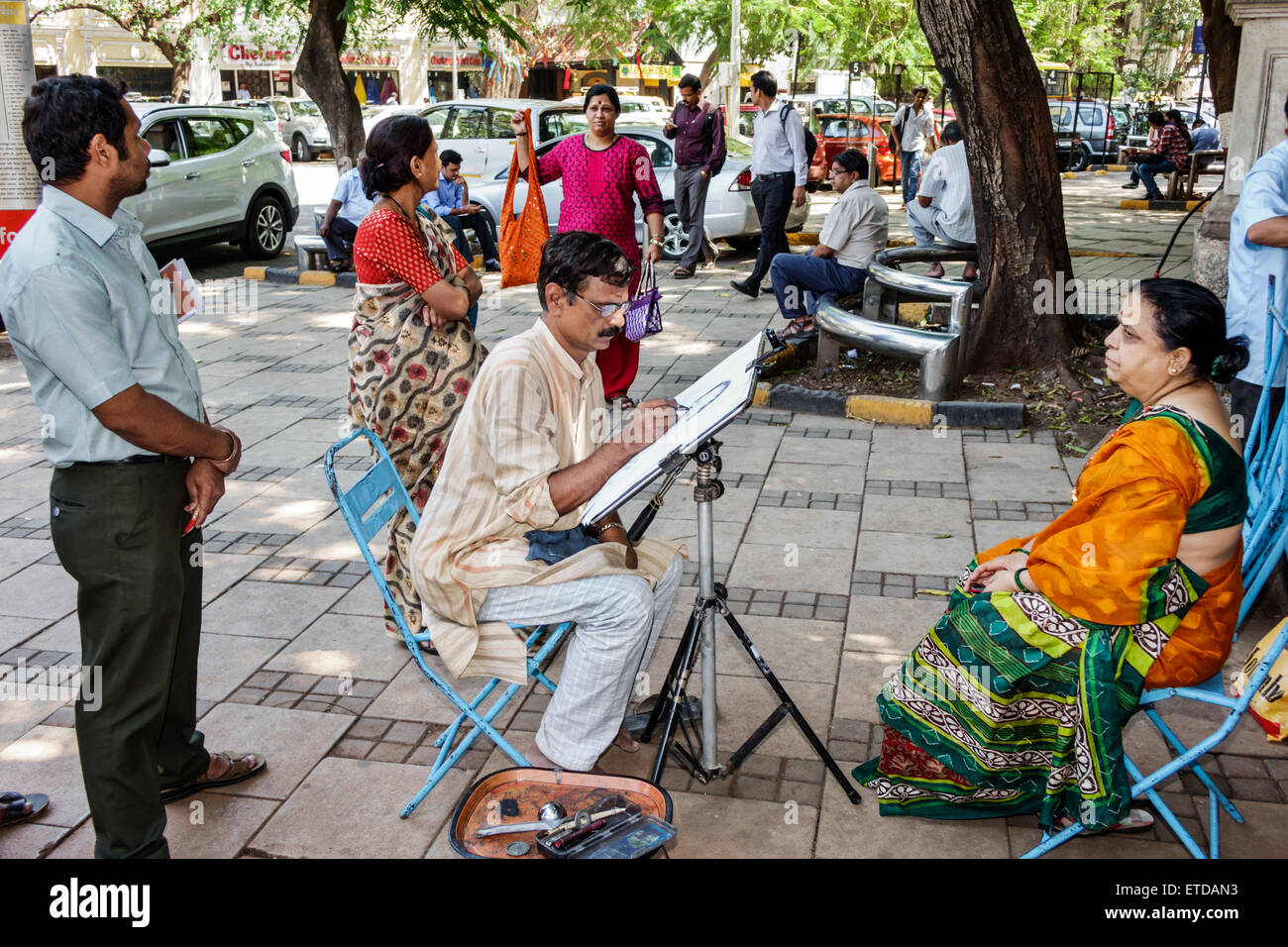 Mumbai Indien, Indischer Asiatisch, Fort Mumbai, Kala Ghoda, Art Plaza Gallery, Porträtkünstler, Skizzieren, Zeichnen, Erwachsene Erwachsene Erwachsene Frau Frauen weibliche Dame, Hindu, bindi, Stockfoto