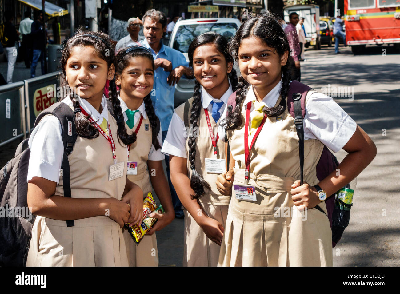 Mumbai Indien, Fort Mumbai, Mantralaya, Mahatma Gandhi Road, öffentliche Bushaltestelle, Mädchen Mädchen, Youngster, weibliche Kinder Kinder Studenten Freunde, Katholischer sc Stockfoto