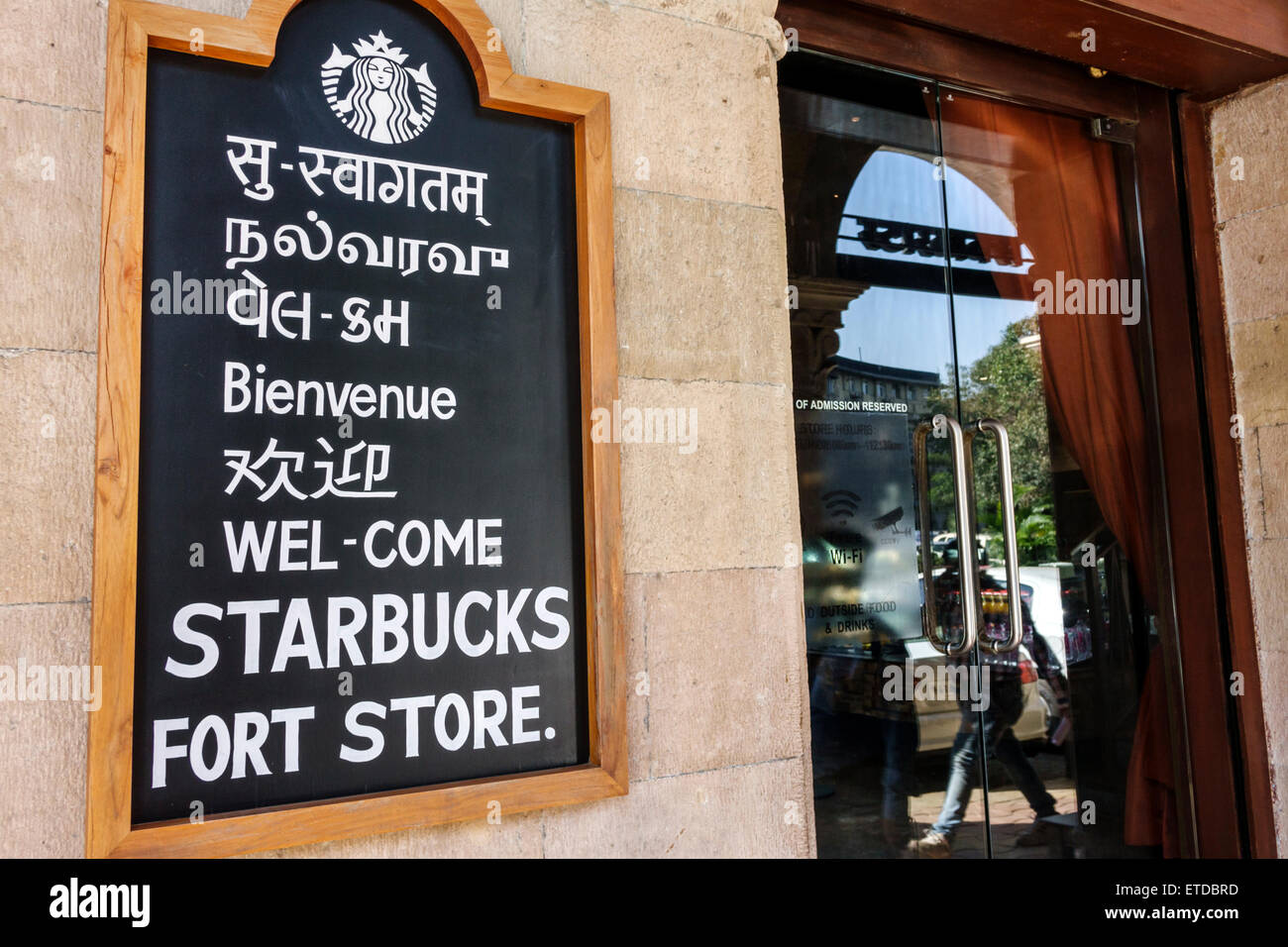 Mumbai Indien, Fort Mumbai, Kala Ghoda, Veer Nariman Road, Elphinstone Gebäude, Starbucks Kaffee, Barista, Café, außen, vorne, Eingang, englischer Hindi Stockfoto