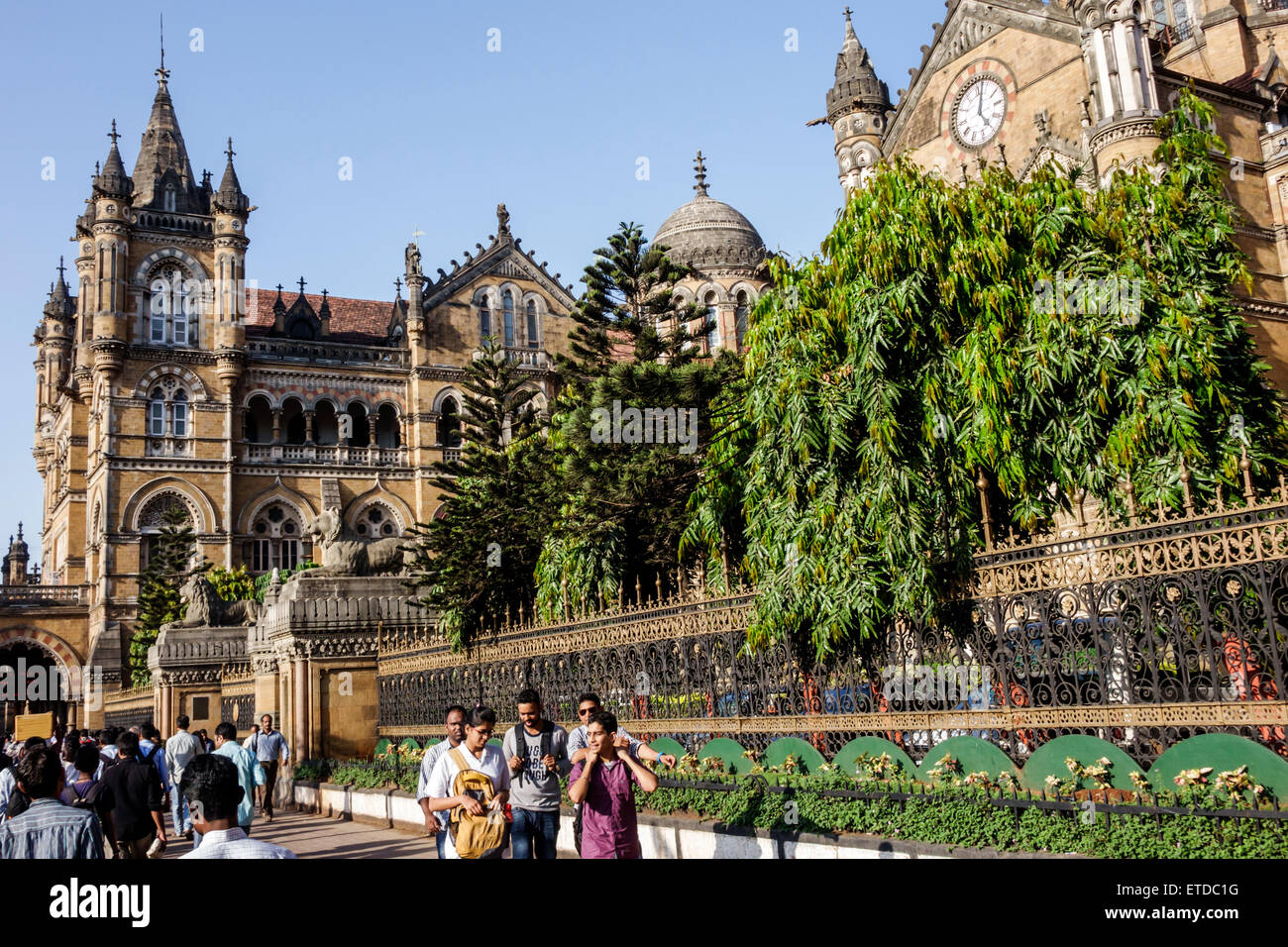 Mumbai Indien, Fort Mumbai, Chhatrapati Shivaji Central Railways Station Terminus Area, viktorianische Itanitianische gotische Wiederbelebungsarchitektur, traditionelle Mugha Stockfoto