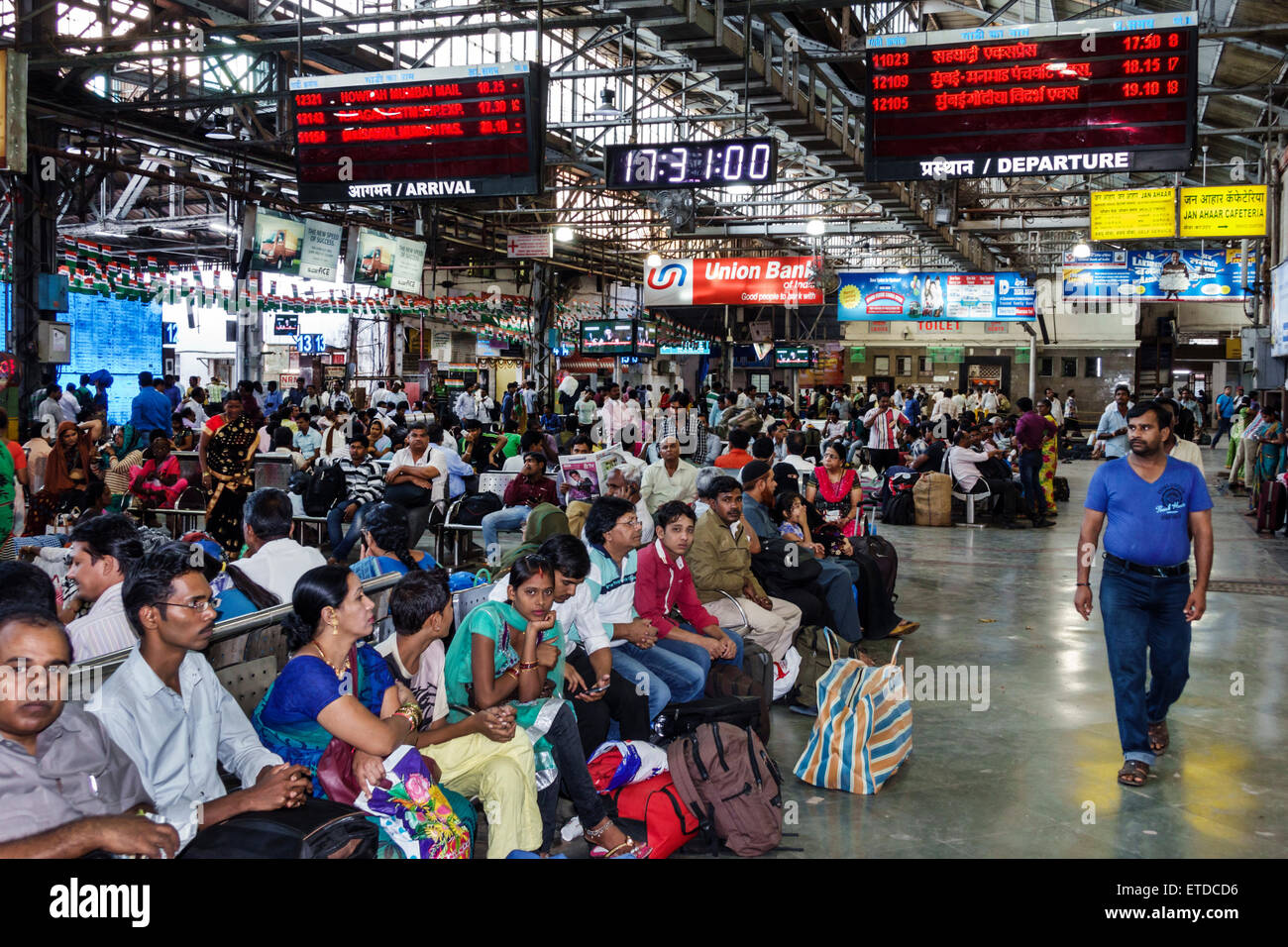Mumbai Indien, Fort Mumbai, Chhatrapati Shivaji Central Railways Station Terminus Bereich, Zug, innen, Mann Männer männlich, Frau weibliche Frauen, Reiter, Kommu Stockfoto
