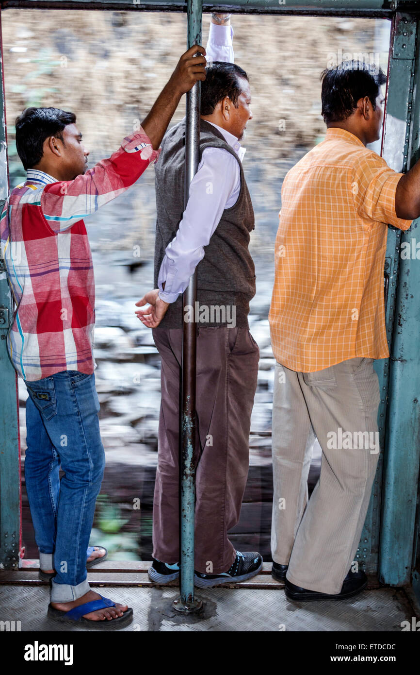 Mumbai Indien, Fort Mumbai, Chhatrapati Shivaji Central Railways Station Terminus Bereich, Zug, innen, Kabine, offene Tür, hängen aus, Mann Männer männlich, los Stockfoto