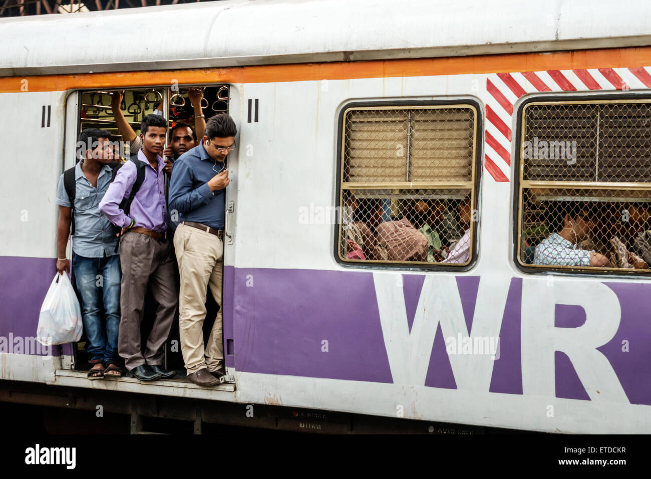 Mumbai Indien, Dadar Central Western Railway Line Station, Zug, Fahrer, Pendler, Kabine, Mann Männer männlich, überfüllt, hängen aus offene Tür, India150302223 Stockfoto
