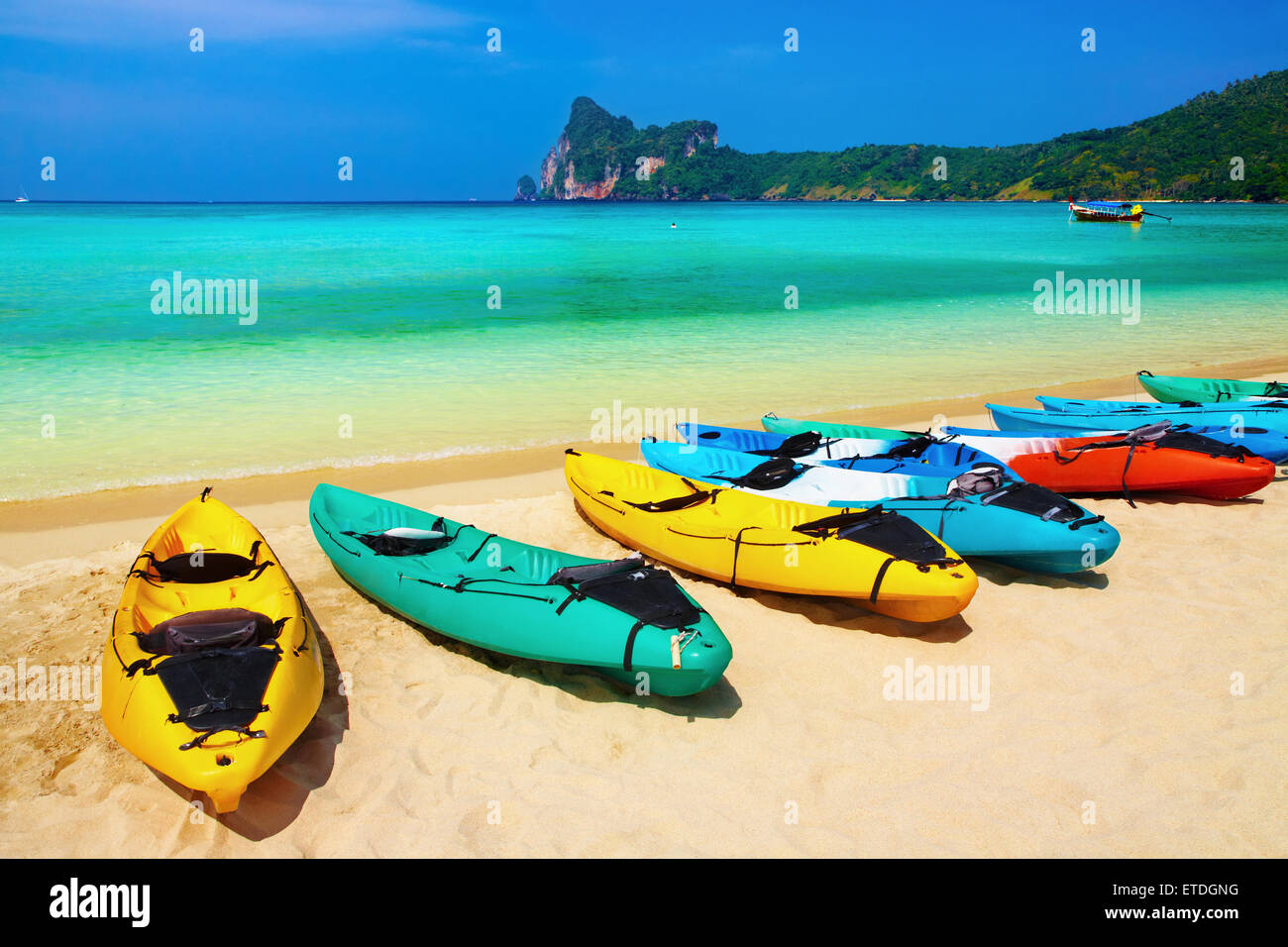 Kajaks am tropischen Strand, Insel Phi Phi Don, Thailand Stockfoto
