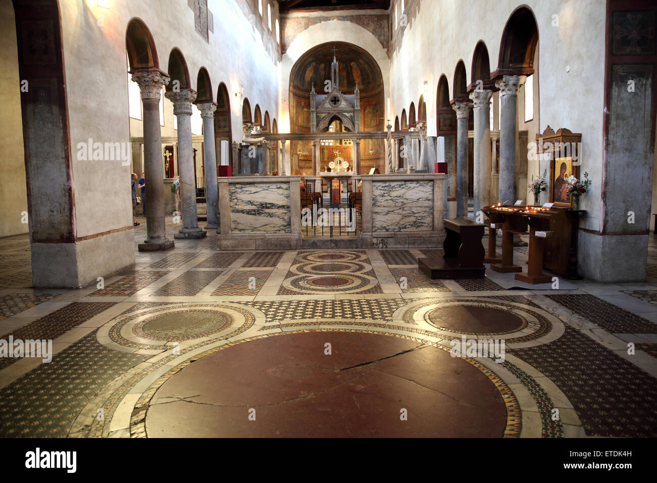 Innenraum der Basilika di Santa Maria in Cosmedin in Rom Stockfoto