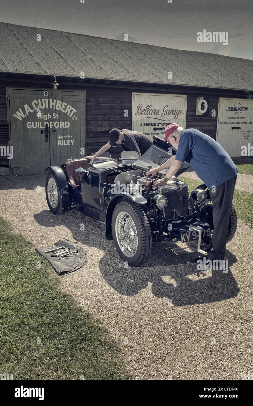 1934 Riley Ulster Imp unter gehen Stößel Anpassung im Fahrerlager an Brooklands Museum Weybridge Surrey UK Stockfoto