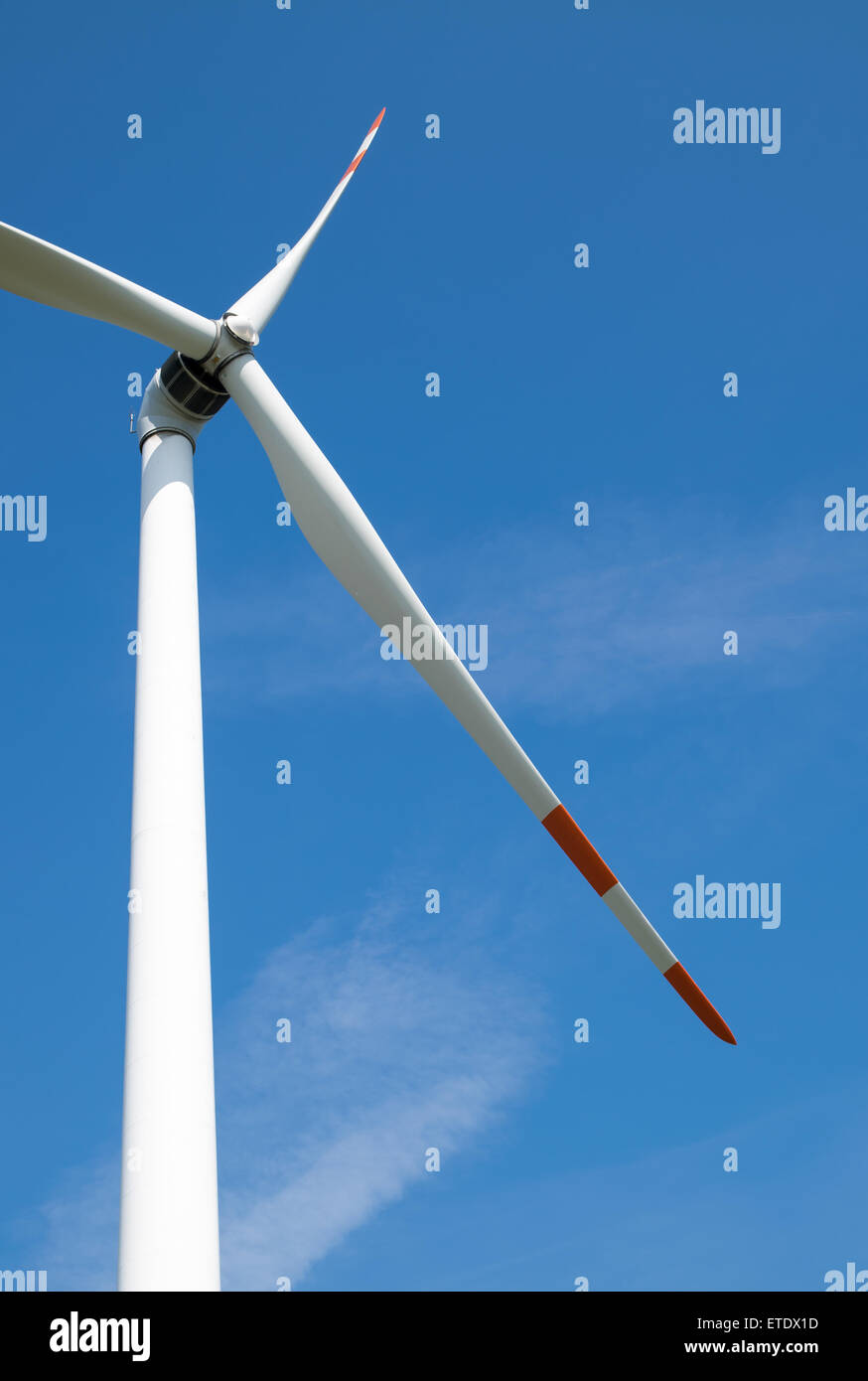 einzelne Windrad produziert sauberen Ökostrom Stockfoto