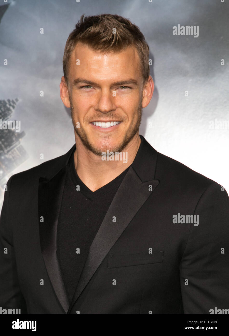 Prominente besuchen Los Angeles Premiere von Projekt Almanach auf TCL