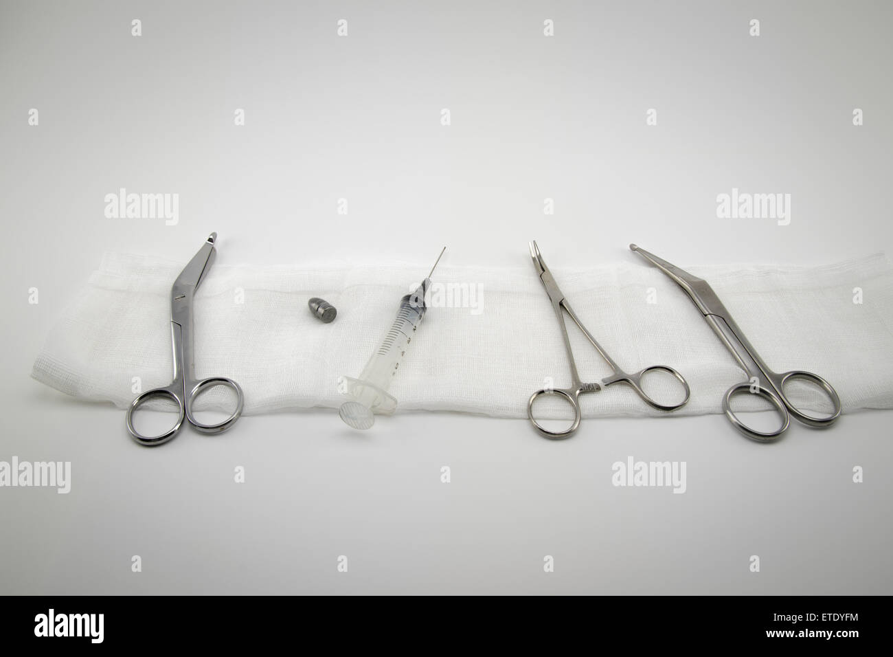 chirurgische Zusammensetzung mit Pinzette, Schere, Spritze und Kugel Stockfoto
