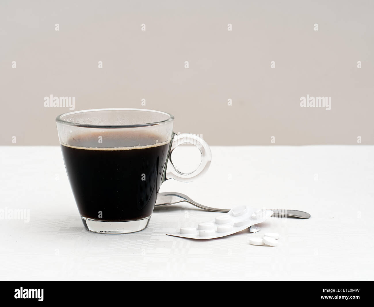 Kater am Morgen. Schwarzer Kaffee und Aspirin Stockfotografie - Alamy