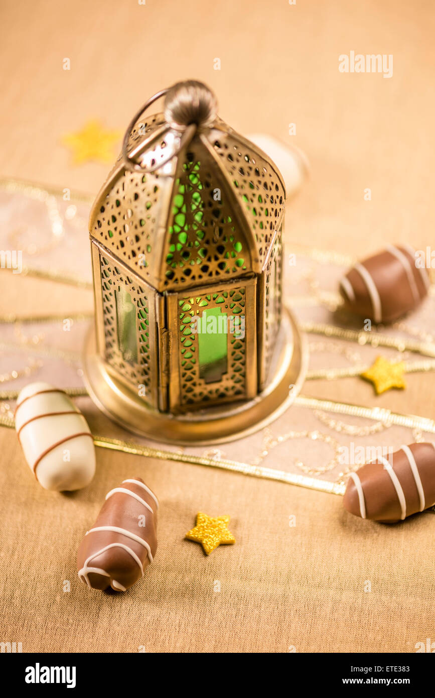 Traditionelle islamische Laterne und Datum Pralinen. Stockfoto