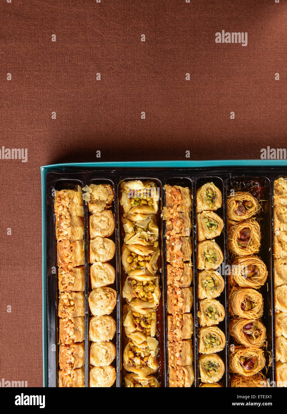 Verschiedene türkische süß-Baklava in Geschenkverpackung. Ansicht von oben. Stockfoto