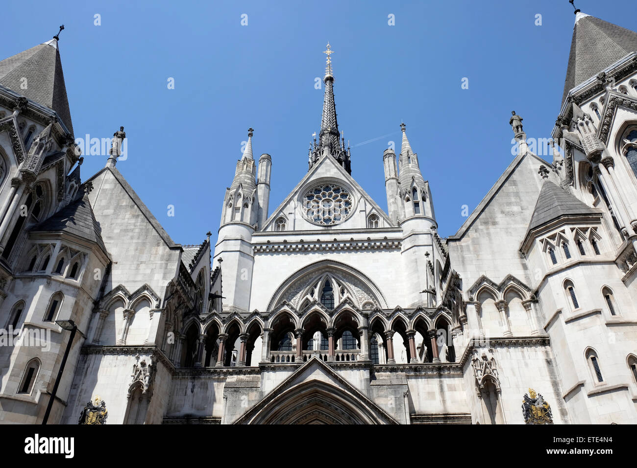 Eine Nahaufnahme von den Royal Courts of Justice im Zentrum von London Stockfoto