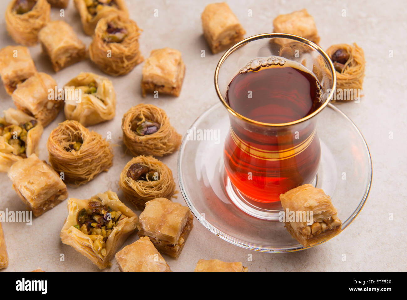 Türkische süße Baklava mit nahöstlichen schwarzen Tee. Stockfoto