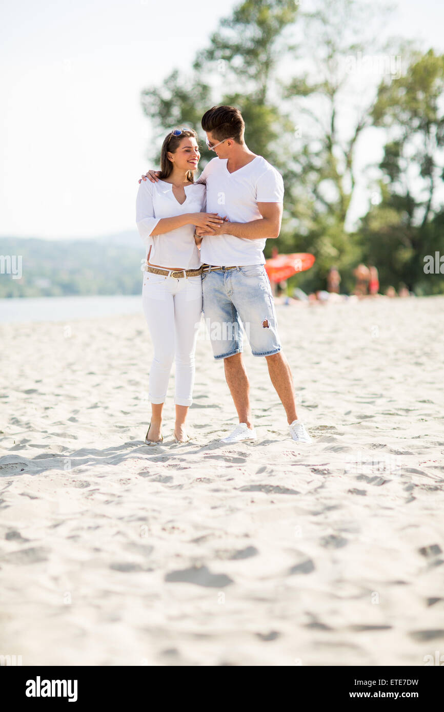 Junges Paar am Strand Stockfoto