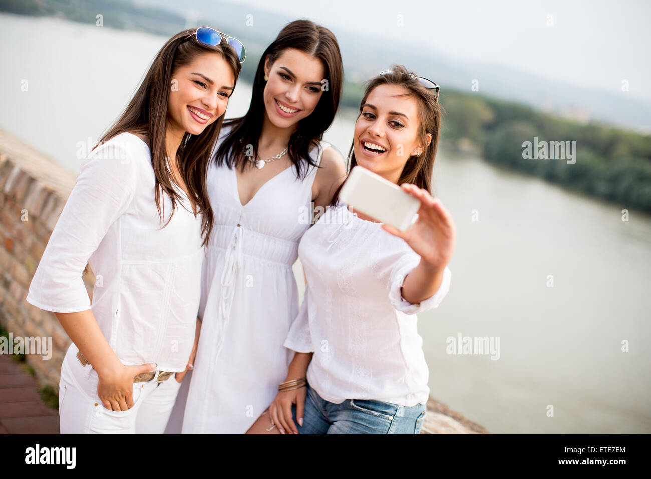 Junge Frauen, die Aufnahme an der Uferpromenade Stockfoto