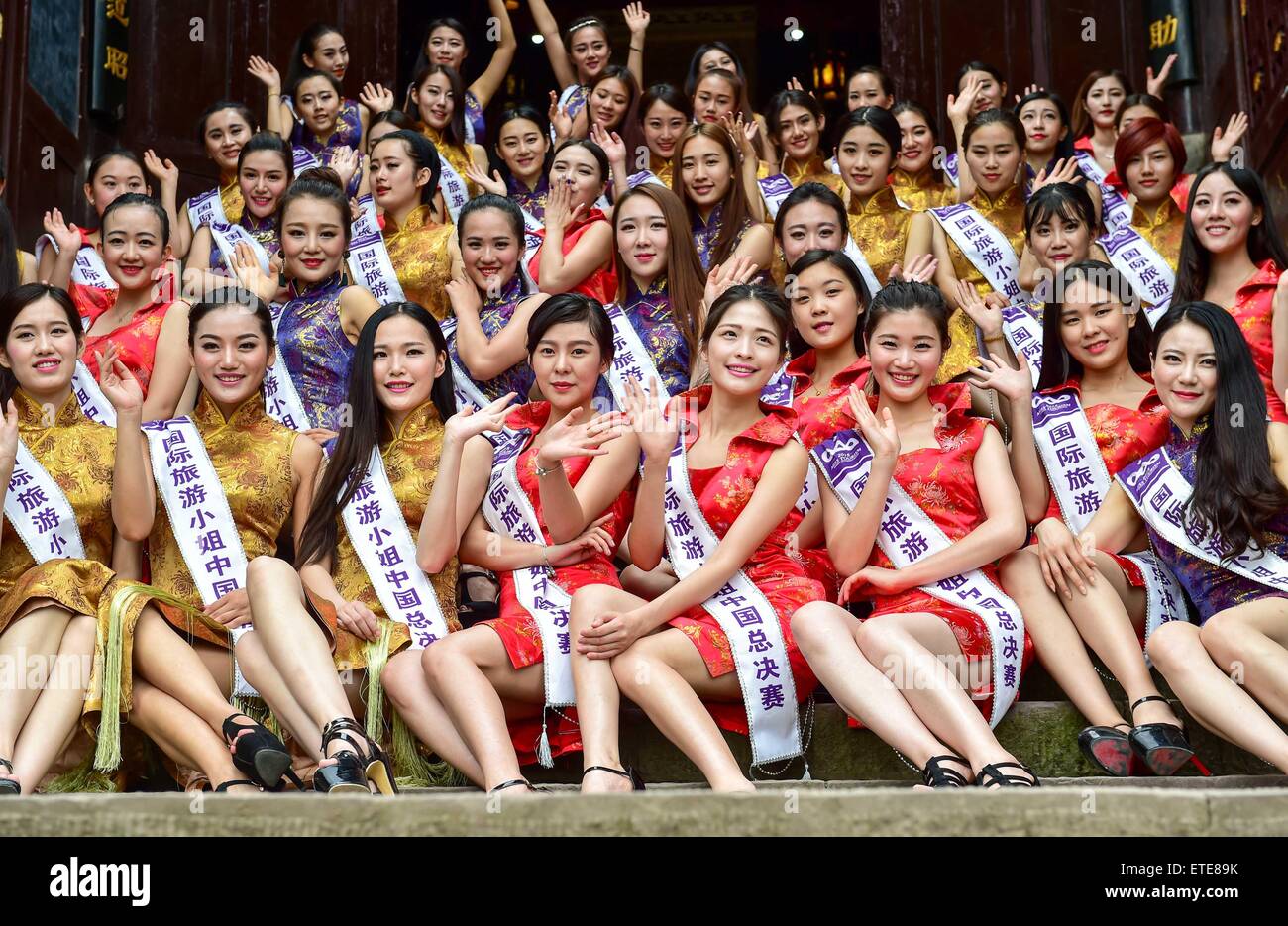 Chongqing. 12. Juni 2015. Teilnehmer der 2015 Miss Tourism Queen International China Division posieren für Bilder in Südwest-China Chongqing Stadtbezirk Anju antiken Stadt 12. Juni 2015. Mehr als 50 Teilnehmer treten in einer Reihe von Einzelveranstaltungen, die am Freitag beginnen würde und China endgültig vom 21. Juni in der alten Stadt Anju. © Liu Chan/Xinhua/Alamy Live-Nachrichten Stockfoto