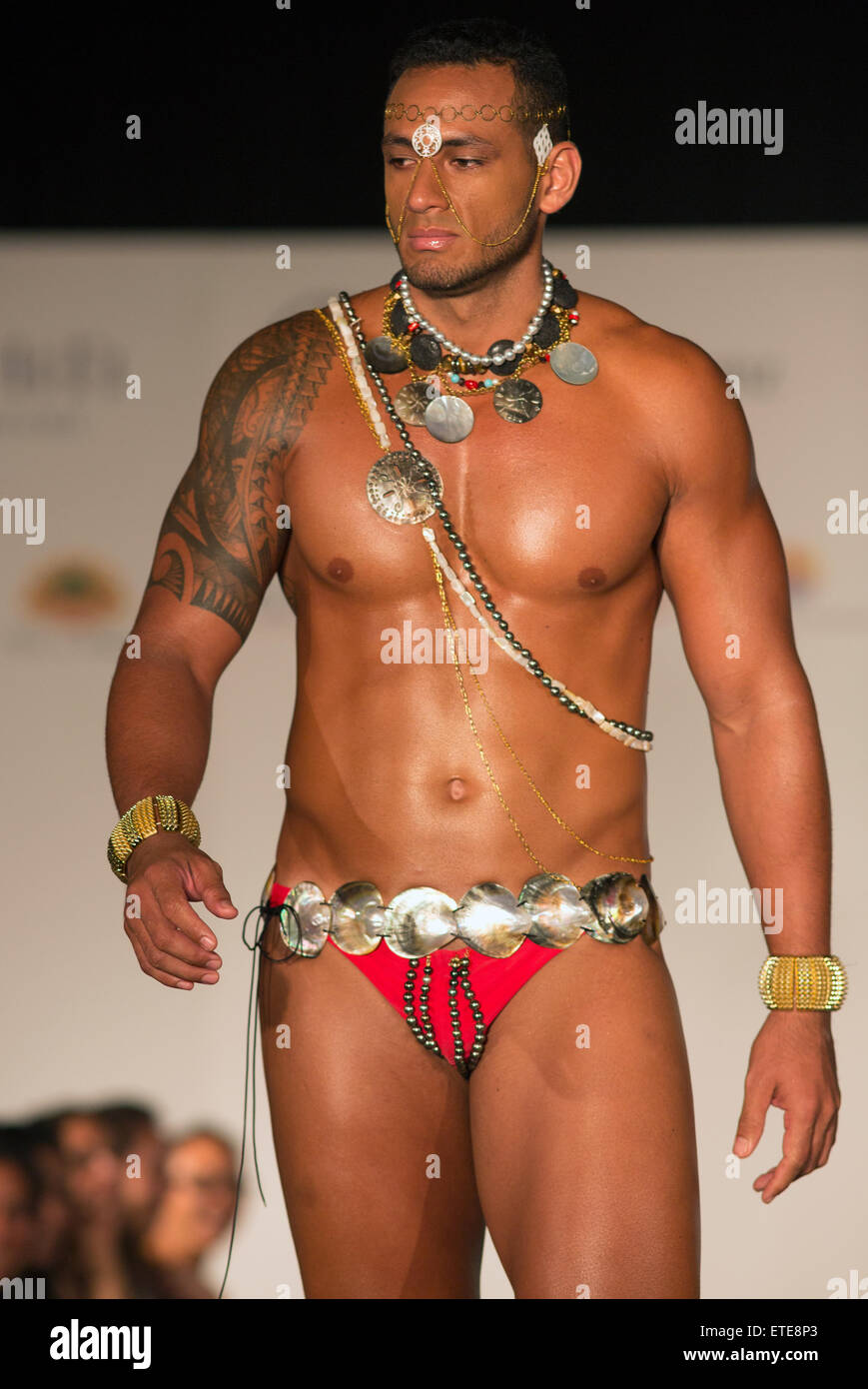 Tahiti. 12. Juni 2015. Ein Model auf dem Laufsteg auf Tahiti Fashion Week in Papeete, Tahiti auf Freitag, 12. Juni 2015. Bildnachweis: KELLY FAJACK/Alamy Live-Nachrichten Stockfoto