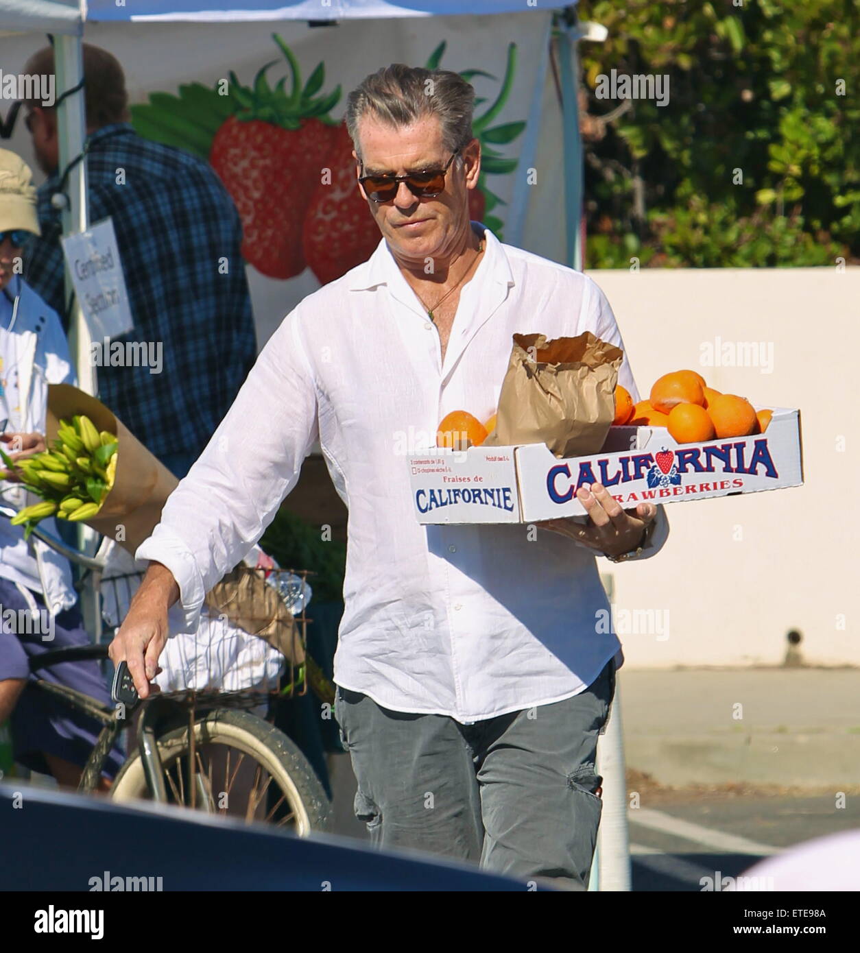 Pierce Brosnan kauft bei Malibu Bauern Markt mit frischen Produkten: Pierce Brosnan Where: Malibu, Kalifornien, USA als: 1. Februar 2015 Credit: VALPO NNEWs/WENN.com Stockfoto