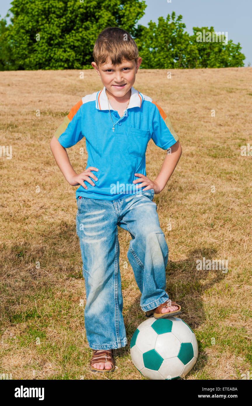 Kleine Fußballer ist gekommen, um mit seinem Vater im Park Fußball spielen und haben wollen, um das Spiel zu starten Stockfoto