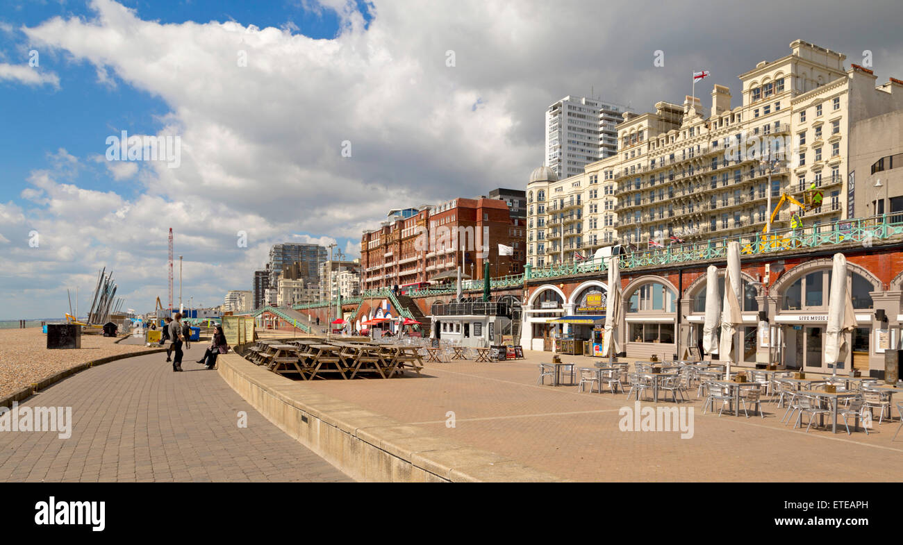 Brightons direkt am Meer und Blick auf das Grand Hotel auf der rechten Seite, East Sussex, England, im Vereinigten Königreich. Stockfoto