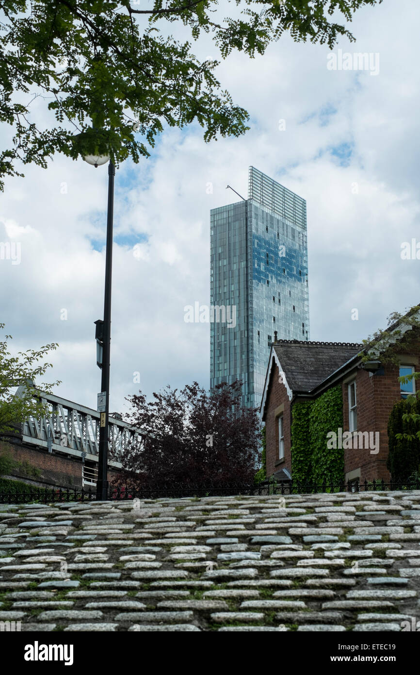 Gepflasterten Manchester Street mit der modernen Bullding Hilton Hotel im Hintergrund Stockfoto