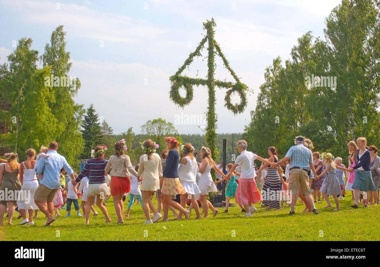 Menschen in Sommerkleidung tanzen um Mittsommer Pol am 21. Juni 2013 in Akersberga, Stockholm, Schweden Stockfoto