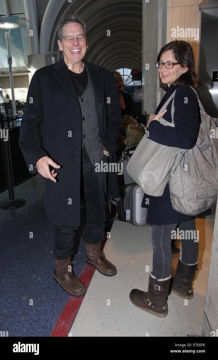 Tim Matheson und seine Freundin am Los Angeles International Airport (LAX) Featuring: Tim Matheson Where: Los Angeles, California, Vereinigte Staaten von Amerika als: 3. Februar 2015 Credit: WENN.com Stockfoto