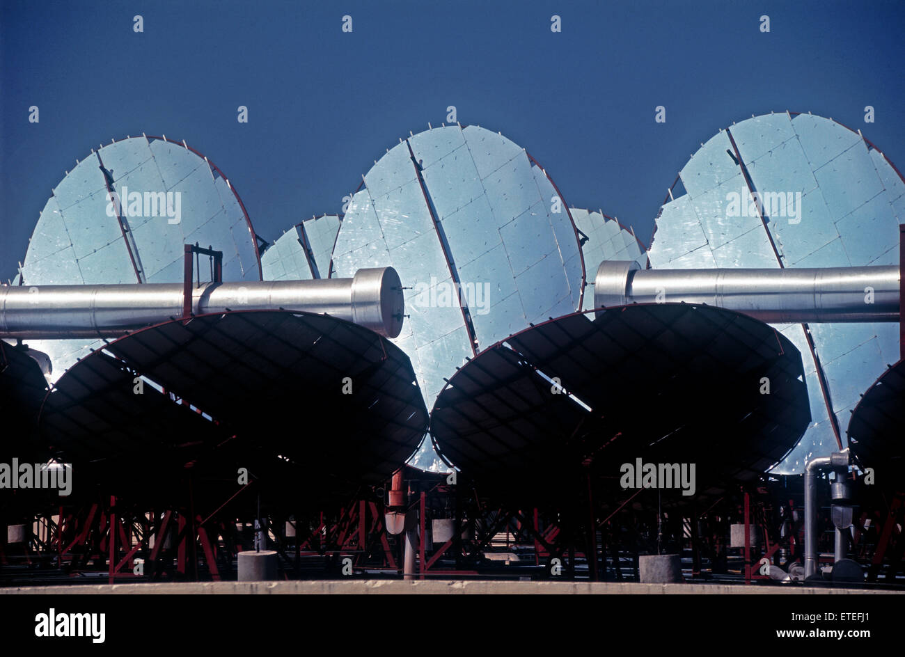 Sonnenkollektoren auf dem Dach des Gebäudes in Indien installiert Stockfoto