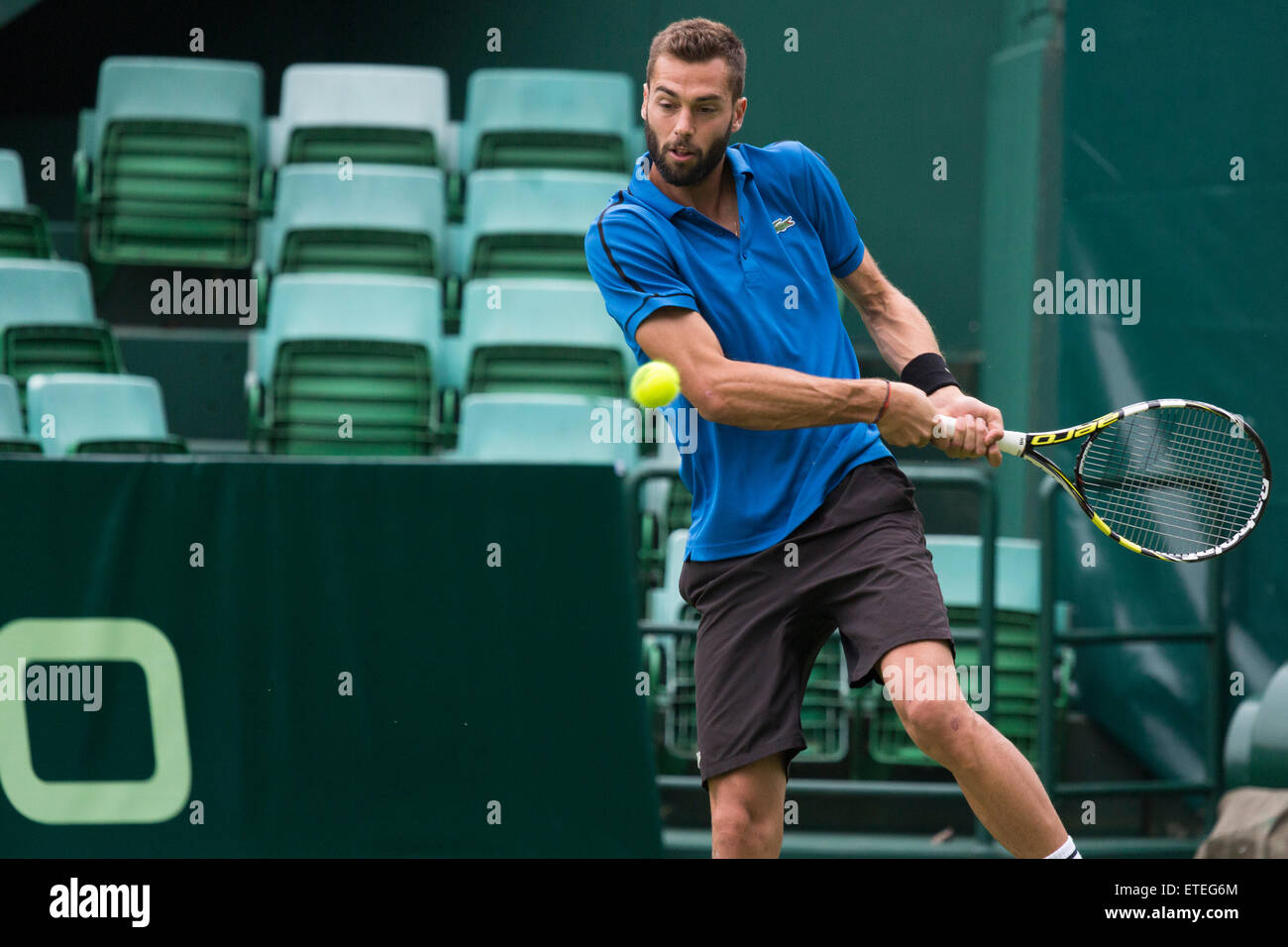 Halle, Deutschland. 13. Juni 2015. Benoit Paire (FR) kehrt ein Schuss in den Qualifikationsrunden der ATP Gerry Weber Open Tennis Championships in Halle, Deutschland. Bildnachweis: Gruffydd Thomas/Alamy Live-Nachrichten Stockfoto