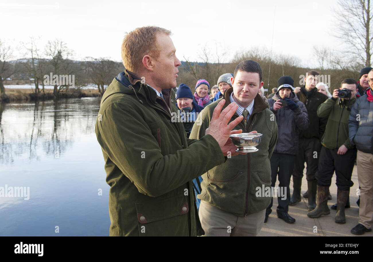 BBC Countryfile Moderatorin und Bauer, Herr Adam Henson, eröffnet der schottischen Lachs-Saison auf dem Fluss Zähne heute Morgen in einer traditionellen Zeremonie, die Herr Henson zu lokalen Malt Whiskey trinken und werfen einige der schottische Malt dann in den Fluss als eine Geste viel Glück, um eine gute Saison erlaubt. Adam Henson wurde mit der Propst für Stirling District Council am Flussufer in Callander Stirlingshire begleitet, wo die Zeremonie durchgeführt wurde.  Einheimische und Kinder aus den umliegenden Schulen nahmen an der Zeremonie, bevor Angler die Saison auf den Weg gebracht.  Mitwirkende: Ansicht, Atmosphäre, Gast wo: Stirl Stockfoto