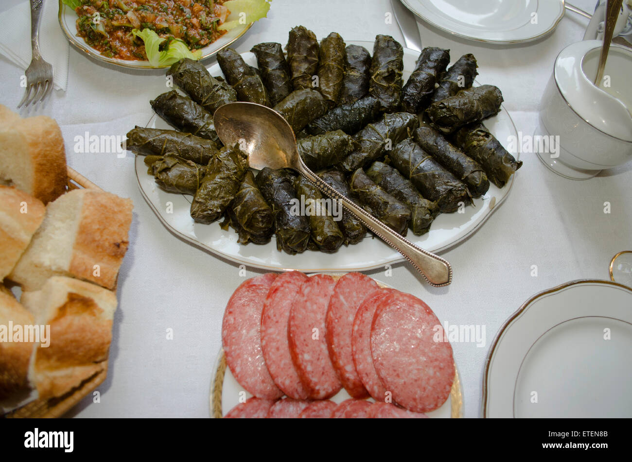 Orientalisches Essen Weinblätter gefüllt mit Fleisch und Reis Stockfoto